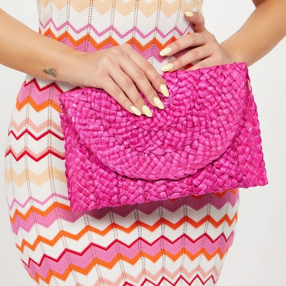 Straw Fuscia Clutch with Fold Over Clasp, Wristlet, and Gold Chain Strap NWT - Picture 2 of 10